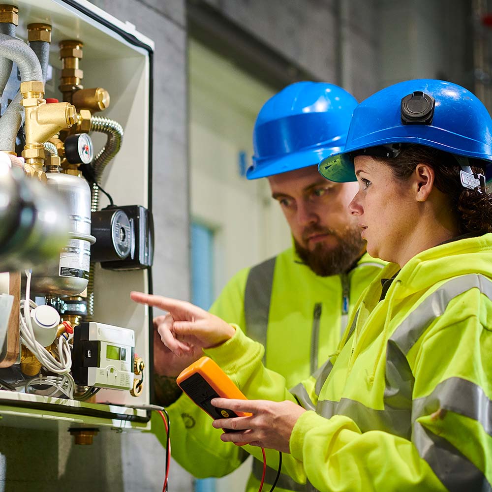 Elektriska ingenjörer i pannrummet